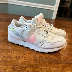 Nike MD Valiant Big Kids' Shoes size 4 white pastel